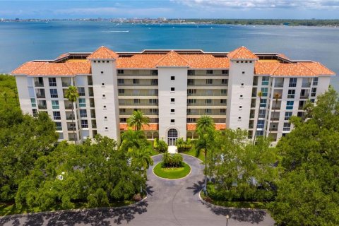 Condo in Saint Petersburg, Florida, 2 bedrooms № 2213417 - photo 2