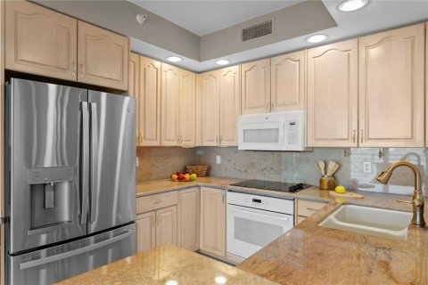 Condo in Saint Petersburg, Florida, 2 bedrooms № 2213417 - photo 21