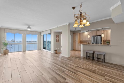 Condo in Saint Petersburg, Florida, 2 bedrooms № 2213417 - photo 10