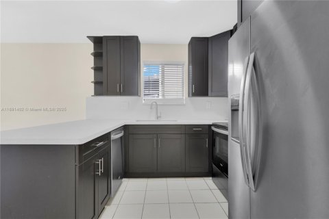 Casa en alquiler en Miami, Florida, 3 dormitorios, 116.31 m2 № 2041292 - foto 5