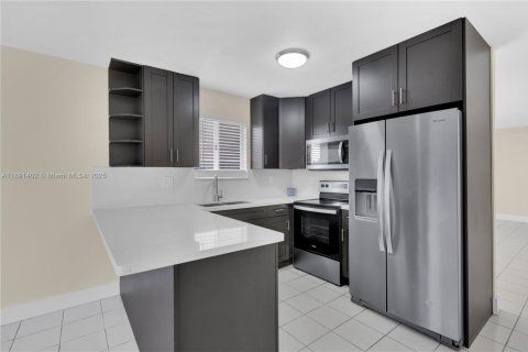 Casa en alquiler en Miami, Florida, 3 dormitorios, 116.31 m2 № 2041292 - foto 7