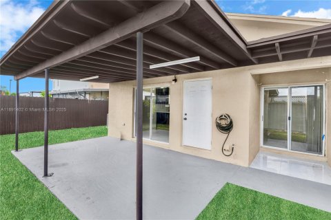 Casa en alquiler en Miami, Florida, 3 dormitorios, 116.31 m2 № 2041292 - foto 27