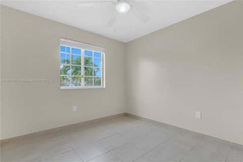 Casa en alquiler en Miami, Florida, 3 dormitorios, 116.31 m2 № 2041292 - foto 13