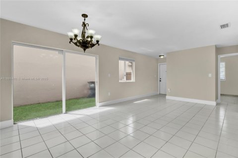 Casa en alquiler en Miami, Florida, 3 dormitorios, 116.31 m2 № 2041292 - foto 8