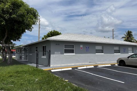 Propiedad comercial en Lauderdale Lakes, Florida 310.76 m2 № 2044167