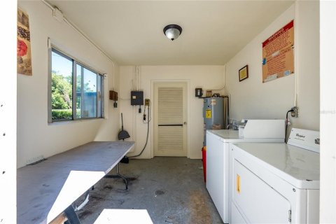 Immobilier commercial à vendre à Saint Petersburg, Floride: 713.49 m2 № 2415442 - photo 9