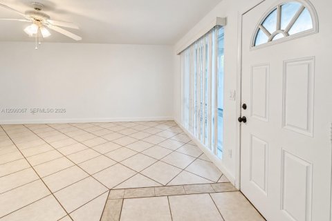 Villa ou maison à louer à Fort Lauderdale, Floride: 2 chambres, 219.62 m2 № 2397433 - photo 8