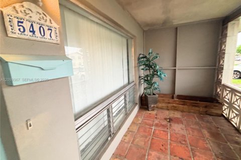 Villa ou maison à louer à Fort Lauderdale, Floride: 2 chambres, 219.62 m2 № 2397433 - photo 3