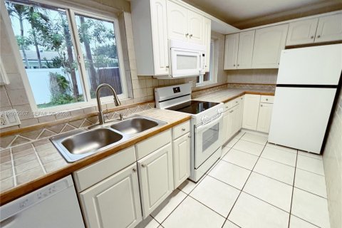 Villa ou maison à louer à Fort Lauderdale, Floride: 2 chambres, 219.62 m2 № 2397433 - photo 13