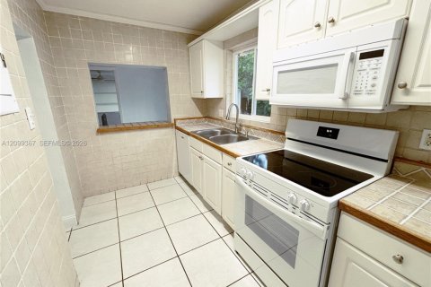Villa ou maison à louer à Fort Lauderdale, Floride: 2 chambres, 219.62 m2 № 2397433 - photo 14