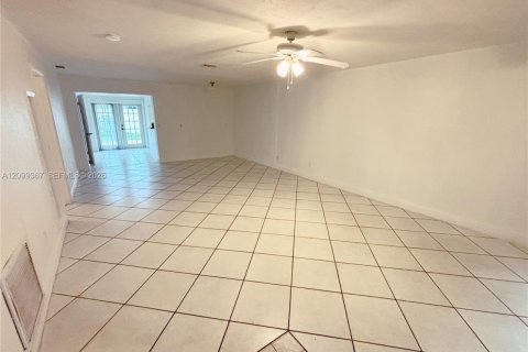 Villa ou maison à louer à Fort Lauderdale, Floride: 2 chambres, 219.62 m2 № 2397433 - photo 9