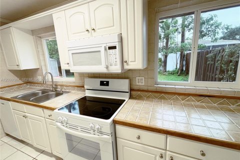 Villa ou maison à louer à Fort Lauderdale, Floride: 2 chambres, 219.62 m2 № 2397433 - photo 15
