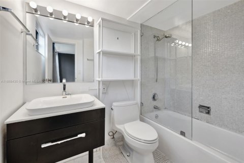 Condo in Sunny Isles Beach, Florida, 2 bedrooms  № 1747796 - photo 24