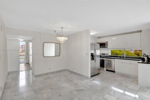Condo in Sunny Isles Beach, Florida, 2 bedrooms  № 1747796 - photo 6