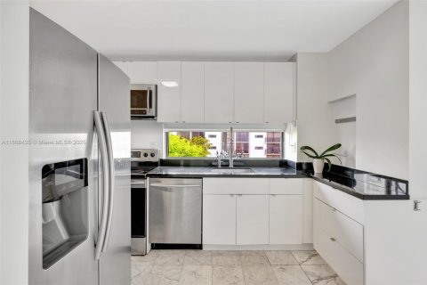Condo in Sunny Isles Beach, Florida, 2 bedrooms  № 1747796 - photo 10