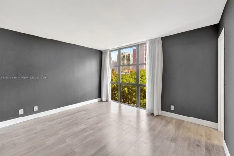 Condo in Sunny Isles Beach, Florida, 2 bedrooms  № 1747796 - photo 16