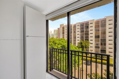 Condo in Sunny Isles Beach, Florida, 2 bedrooms  № 1747796 - photo 12