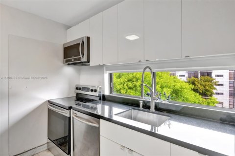 Condo in Sunny Isles Beach, Florida, 2 bedrooms  № 1747796 - photo 8