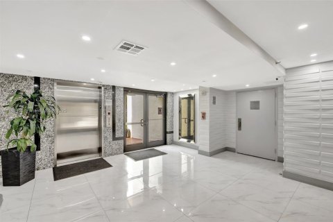 Condo in Sunny Isles Beach, Florida, 2 bedrooms  № 1747796 - photo 29