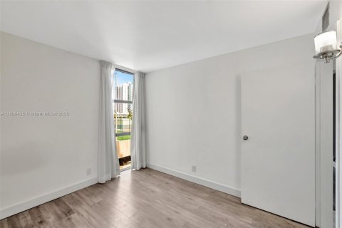 Condo in Sunny Isles Beach, Florida, 2 bedrooms  № 1747796 - photo 21
