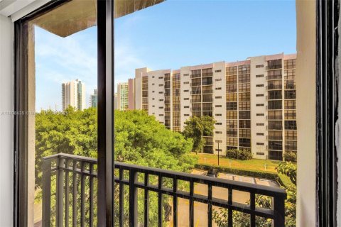 Condo in Sunny Isles Beach, Florida, 2 bedrooms  № 1747796 - photo 11