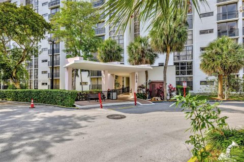 Condo in Sunny Isles Beach, Florida, 2 bedrooms  № 1747796 - photo 27