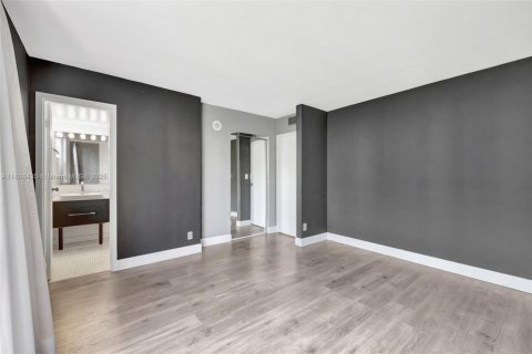 Condo in Sunny Isles Beach, Florida, 2 bedrooms  № 1747796 - photo 15