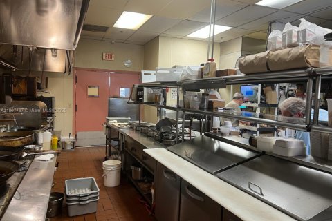 Commercial property in Miami, Florida № 1748402 - photo 2