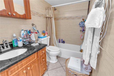 Condominio en venta en Hialeah, Florida, 2 dormitorios, 102.75 m2 № 1937919 - foto 5