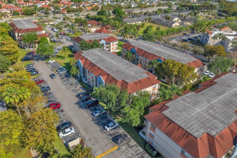 Condominio en venta en Hialeah, Florida, 2 dormitorios, 102.75 m2 № 1937919 - foto 15