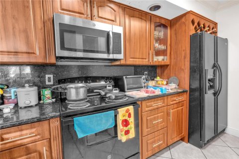 Condo in Hialeah, Florida, 2 bedrooms  № 1937919 - photo 3