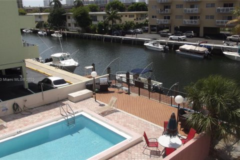 Condominio en alquiler en North Miami Beach, Florida, 1 dormitorio, 70.98 m2 № 1934798 - foto 1