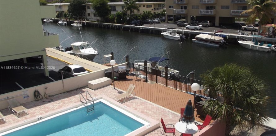 Condominio en North Miami Beach, Florida, 1 dormitorio  № 1934798