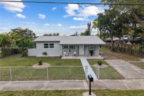 House in Miami, Florida 3 bedrooms, 108.14 sq.m. № 2010286 - photo 2