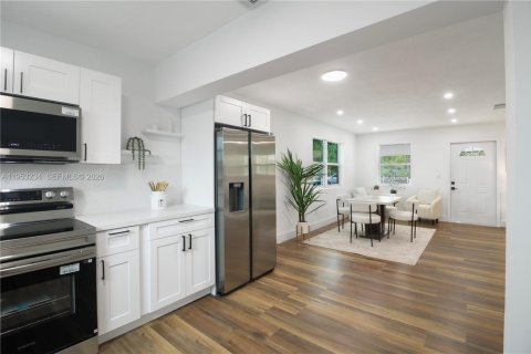 House in Miami, Florida 3 bedrooms, 108.14 sq.m. № 2010286 - photo 21