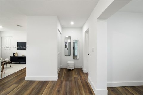 House in Miami, Florida 3 bedrooms, 108.14 sq.m. № 2010286 - photo 22