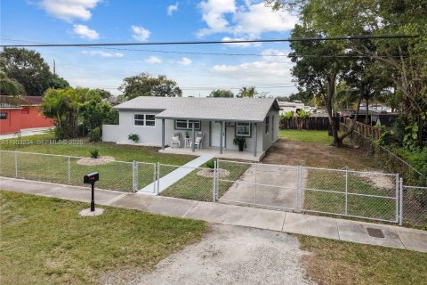 House in Miami, Florida 3 bedrooms, 108.14 sq.m. № 2010286 - photo 3