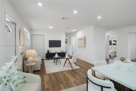 House in Miami, Florida 3 bedrooms, 108.14 sq.m. № 2010286 - photo 12