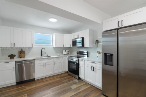 House in Miami, Florida 3 bedrooms, 108.14 sq.m. № 2010286 - photo 18