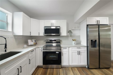 House in Miami, Florida 3 bedrooms, 108.14 sq.m. № 2010286 - photo 20