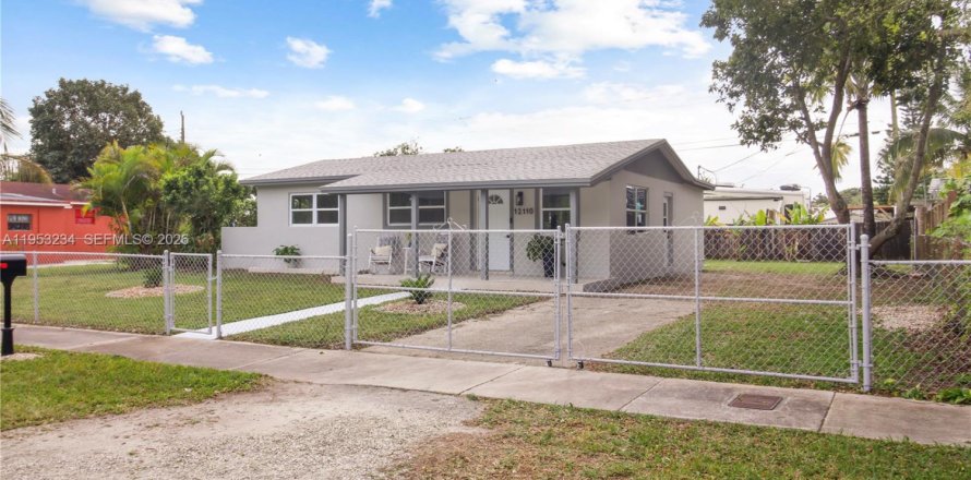 House in Miami, Florida 3 bedrooms, 108.14 sq.m. № 2010286