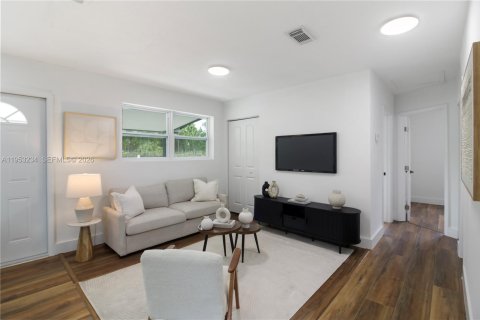 House in Miami, Florida 3 bedrooms, 108.14 sq.m. № 2010286 - photo 14