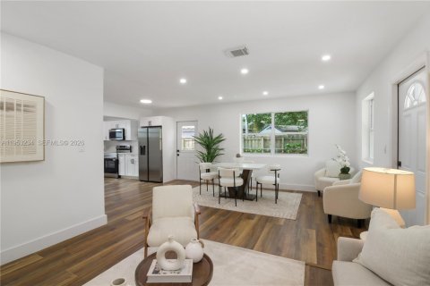 House in Miami, Florida 3 bedrooms, 108.14 sq.m. № 2010286 - photo 16