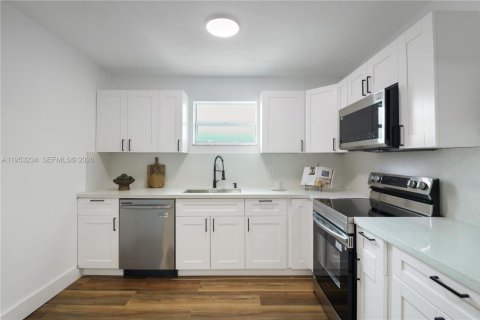 House in Miami, Florida 3 bedrooms, 108.14 sq.m. № 2010286 - photo 19