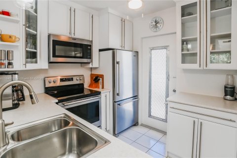 Condo in Lauderhill, Florida, 2 bedrooms  № 1936878 - photo 5