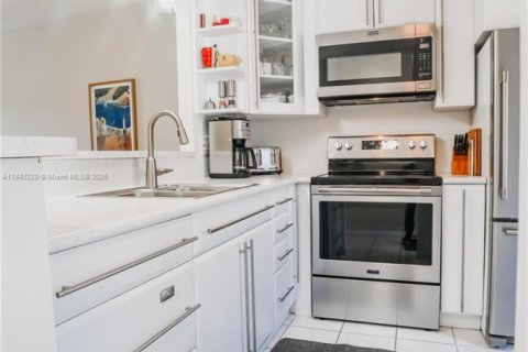 Condo in Lauderhill, Florida, 2 bedrooms  № 1936878 - photo 8