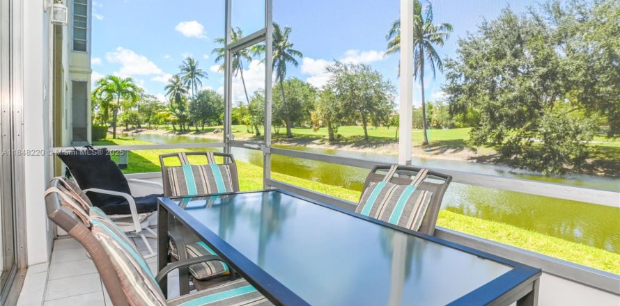 Condominio en Lauderhill, Florida, 2 dormitorios № 1936878