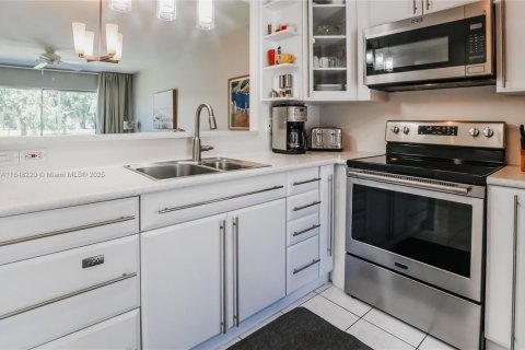 Condo in Lauderhill, Florida, 2 bedrooms  № 1936878 - photo 10