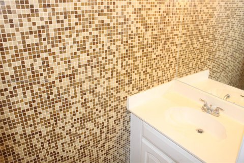 Townhouse in Weston, Florida 3 bedrooms, 122.82 sq.m. № 2018602 - photo 13