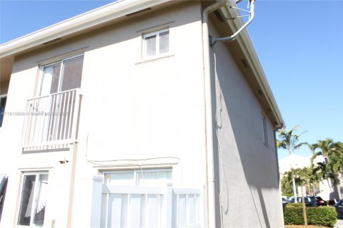 Townhouse in Weston, Florida 3 bedrooms, 122.82 sq.m. № 2018602 - photo 21